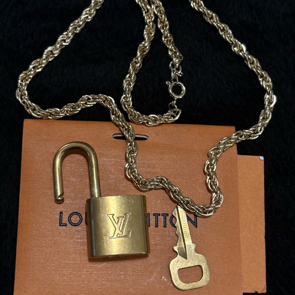 Louis Vuitton Gold Padlock Lock N Key #315 with 18’ Unbranded ROAP Chain - Picture 6 of 13